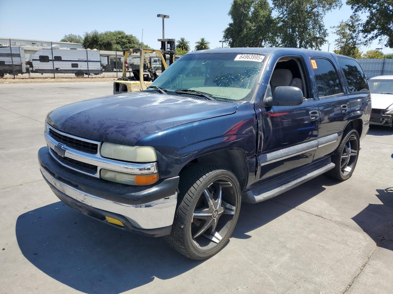 2004 Chevrolet Tahoe LS, VIN 1GNEC13V84R125640 — Front end
