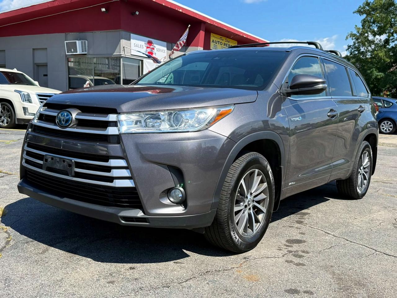2018 Toyota Highlander Hybrid XLE, VIN 5TDJGRFH7JS045355 — Minor dents and scratches