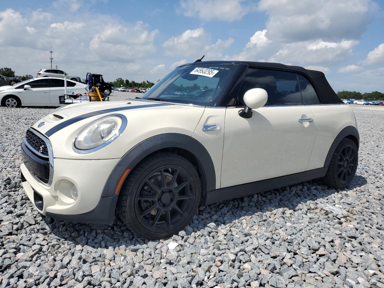 2016 MINI Convertible S, VIN WMWWG9C57G3A91827 — Бок