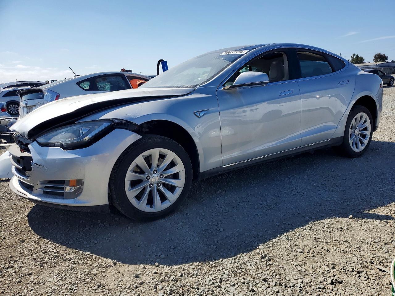 2014 Tesla Model S 60, VIN 5YJSA1H18EFP51512 — Перед