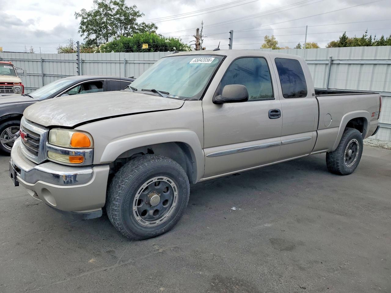 2005 GMC Sierra 1500 SLE, VIN 1GTEK19B05E333903 — Мелкие вмятины и царапины
