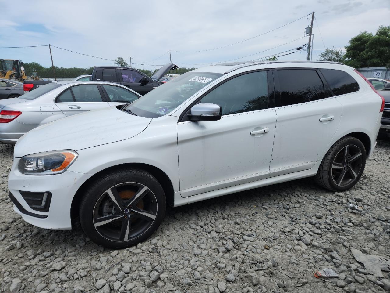 2015 Volvo XC60 T6 R-Design Platinum, VIN YV4902RS4F2726901 — Auction photo