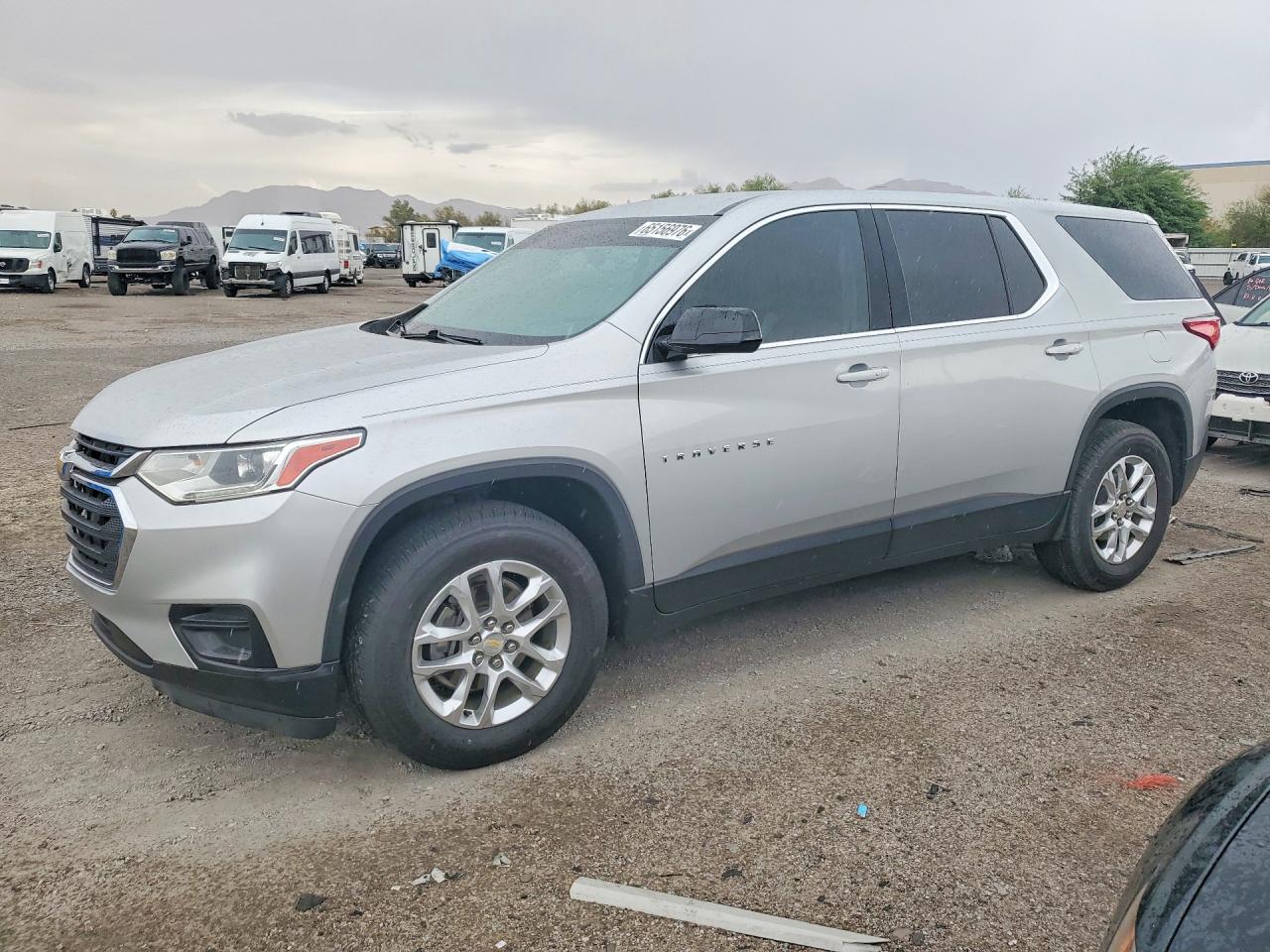 2019 Chevrolet Traverse LS, VIN 1GNERFKW0KJ105805 — Бок