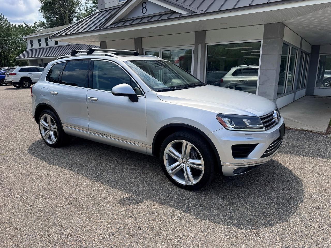 2017 Volkswagen Touareg Executive, VIN WVGGF7BP8HD001557 — Мелкие вмятины и царапины