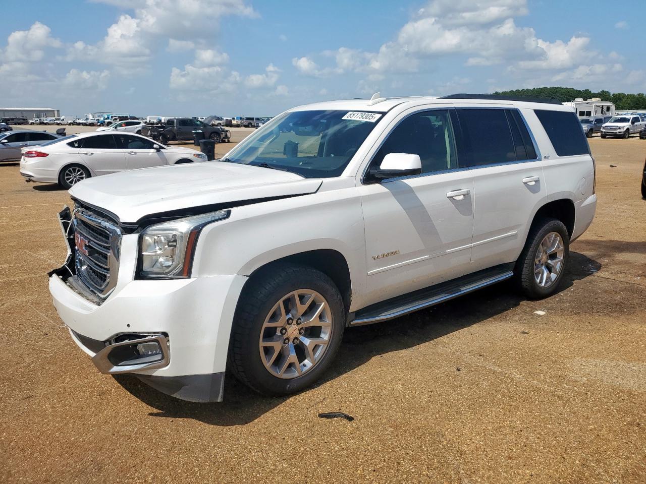2017 GMC Yukon SLT, VIN 1GKS1BKC2HR349004 — Front end