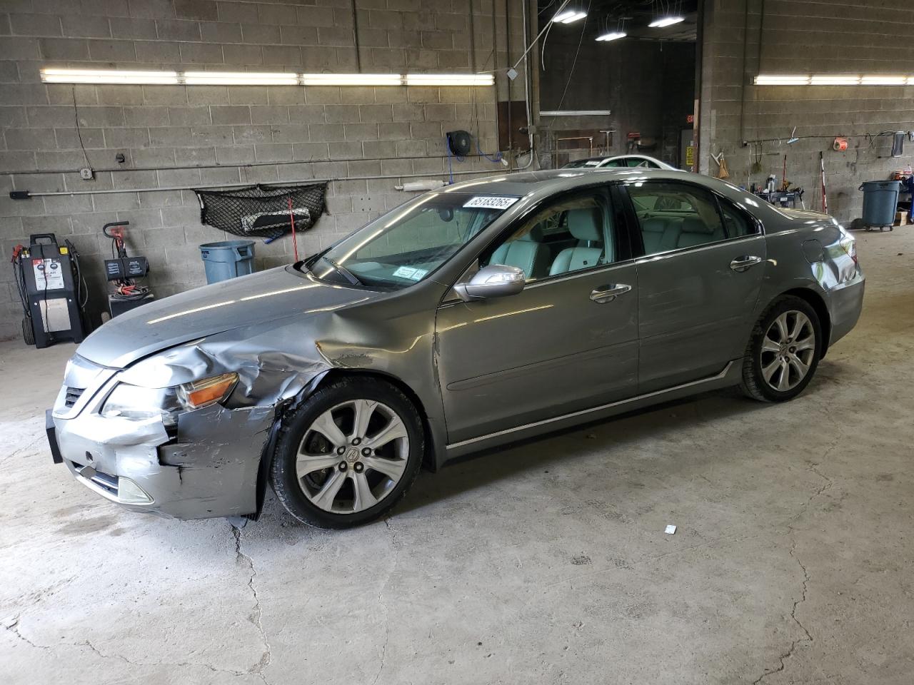 2010 Acura RL Technology, VIN JH4KB2F66AC001341 — Front end