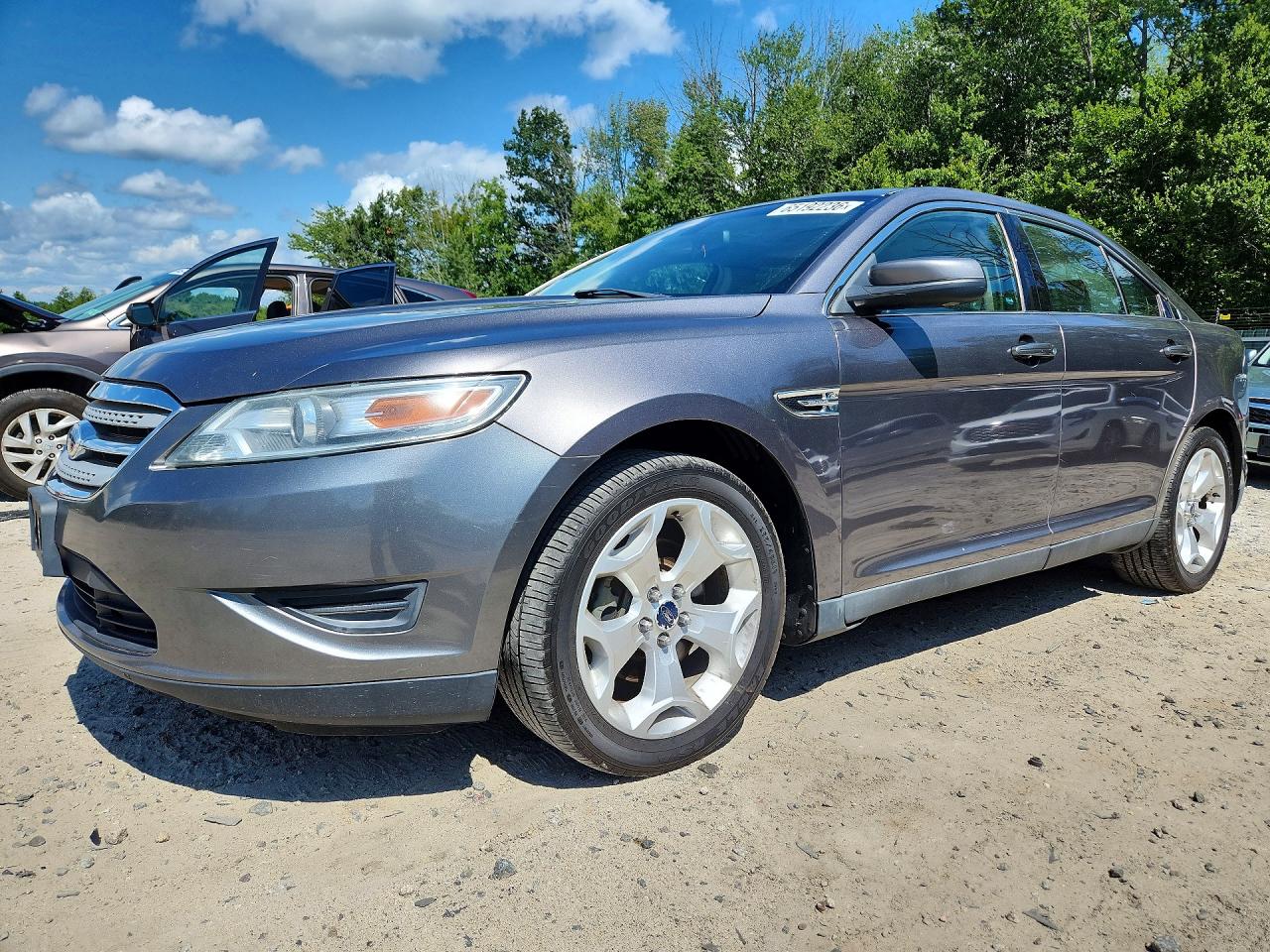 2011 Ford Taurus SEL, VIN 1FAHP2HW7BG172125 — Minor dents and scratches