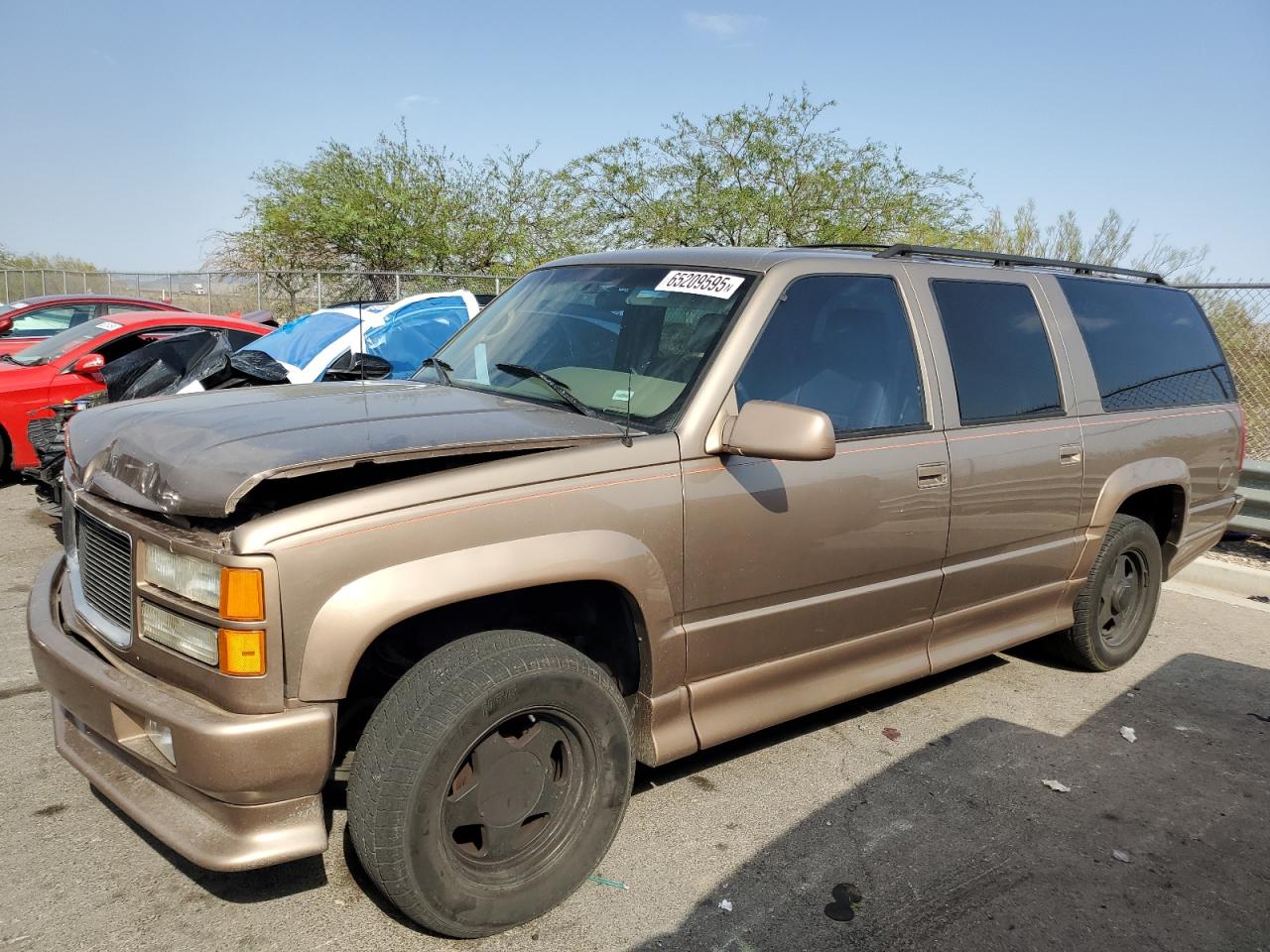 1996 GMC Suburban, VIN 3GKGK26JXTG502314 — Front end