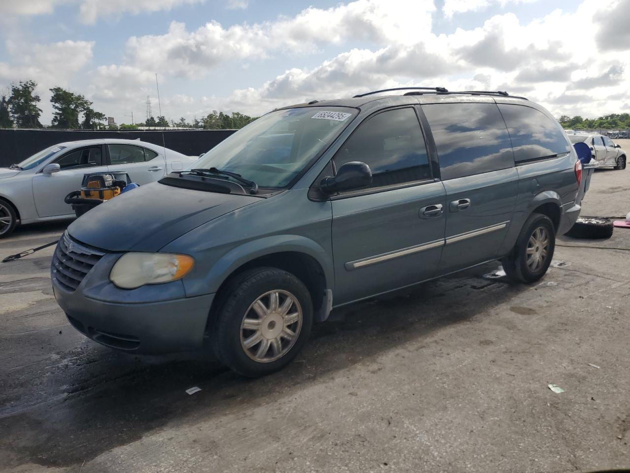 2007 Chrysler Town & Country Touring, VIN 2A4GP54L77R184715 — Front end