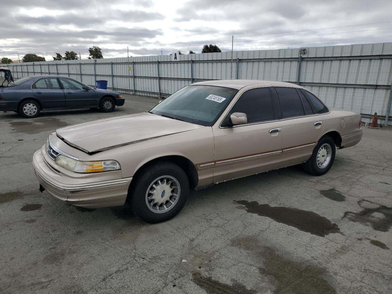 1997 Ford Crown Victoria LX, VIN 2FALP74W4VX194630 — Side