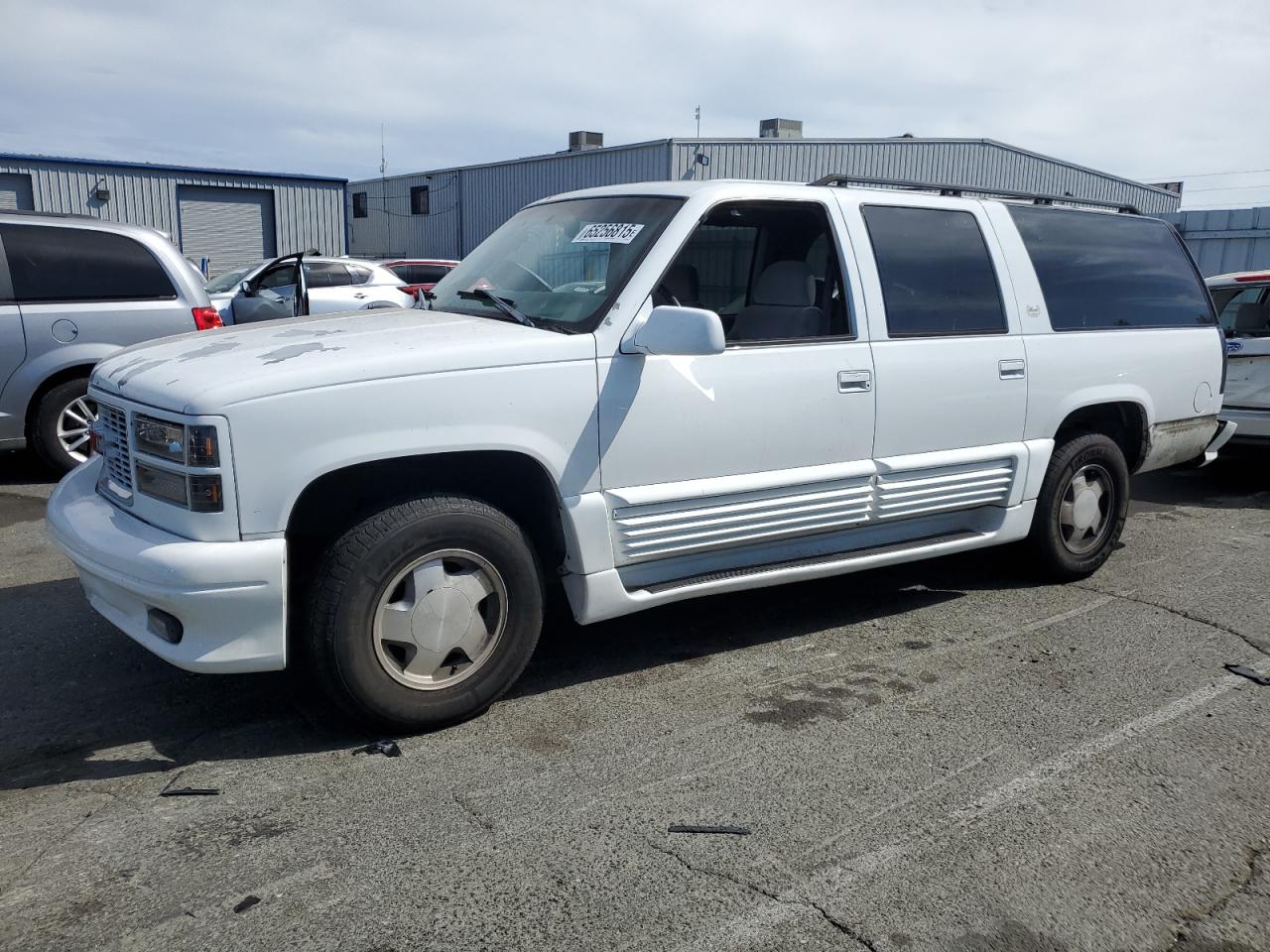 1998 GMC Suburban, VIN 3GKFK16R3WG501070 — Side