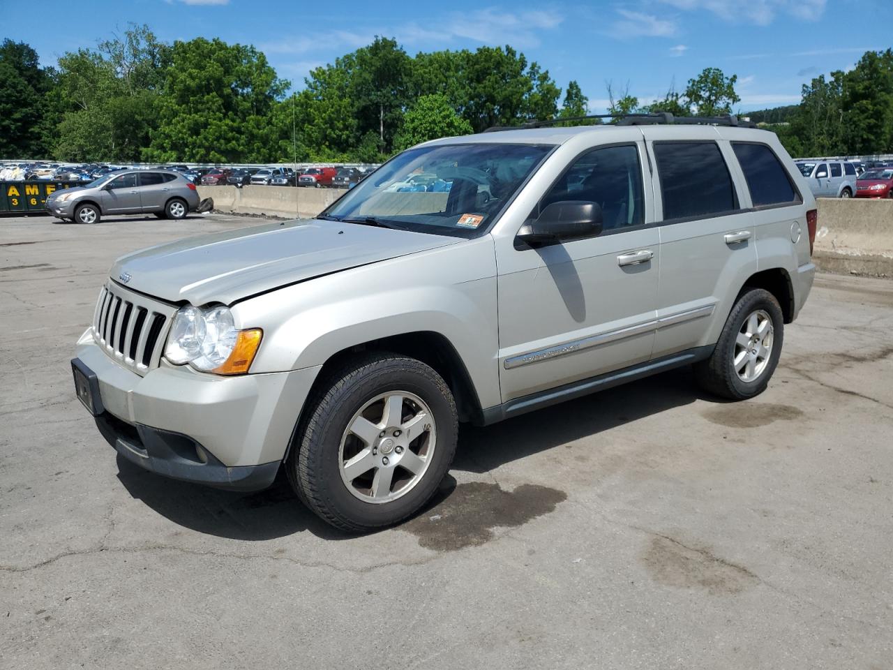 2010 Jeep Grand Cherokee Laredo, VIN 1J4PR4GK1AC142239 — Front end