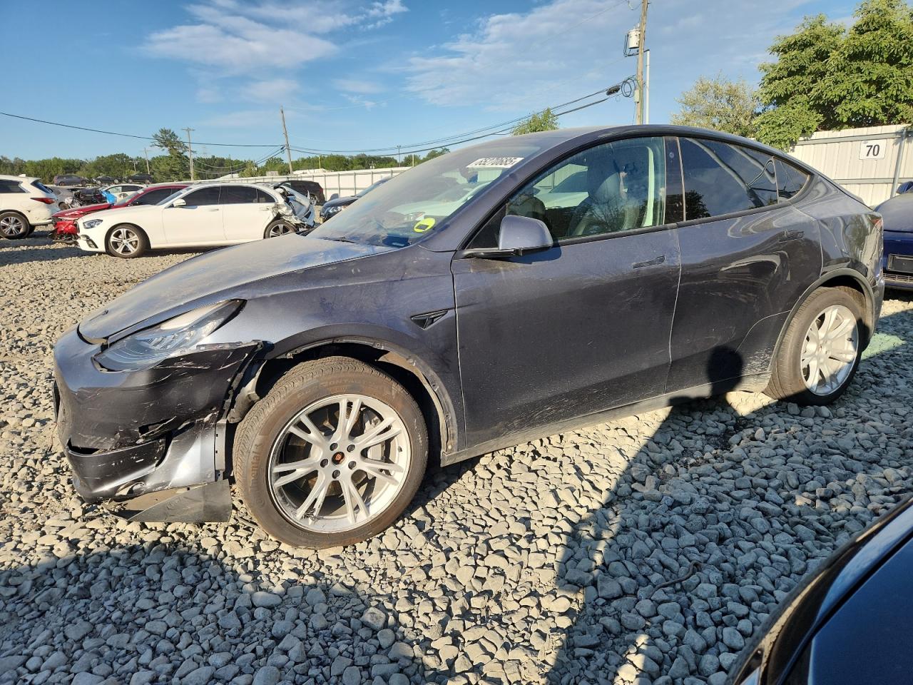 2021 Tesla Model Y Long Range, VIN 5YJYGDEEXMF140607 — Front end