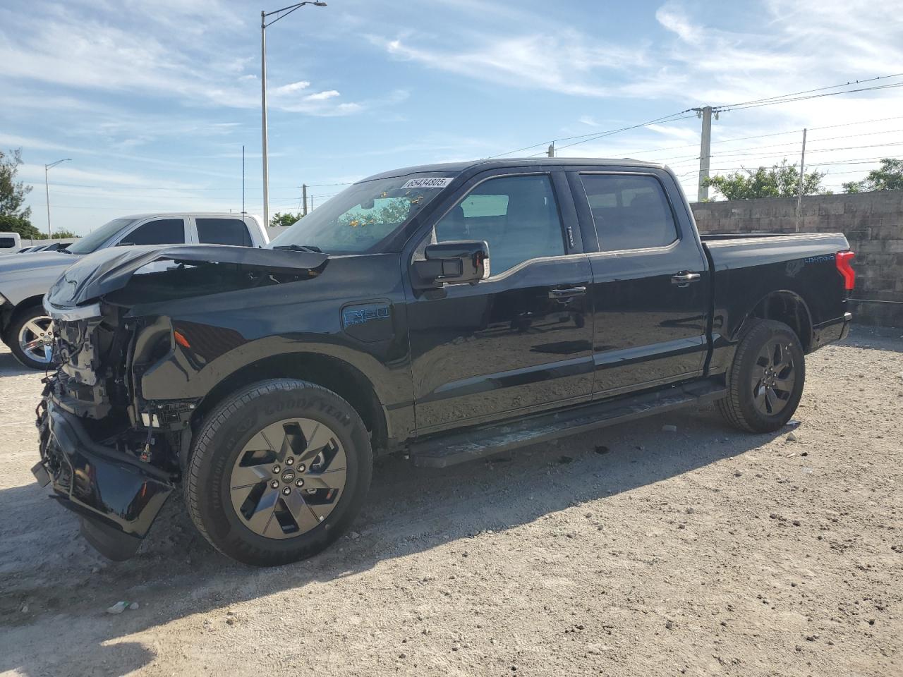 2025 Ford F-150 Lightning Lariat, VIN 1FT6W5L76SWG10712 — Перед