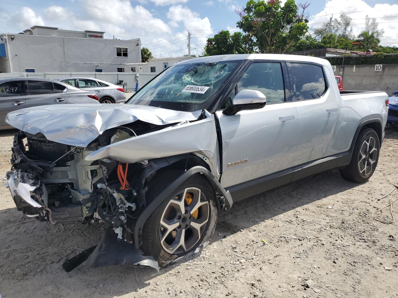 2023 Rivian R1T Adventure, VIN 7FCTGAAA2PN019601 — Front end