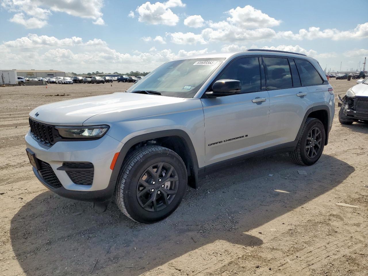 2025 Jeep Grand Cherokee Altitude, VIN 1C4RJHAG9SC284888 — Side