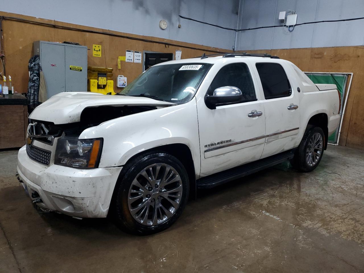 2013 Chevrolet Avalanche LTZ, VIN 3GNTKGE72DG376052 — Front end