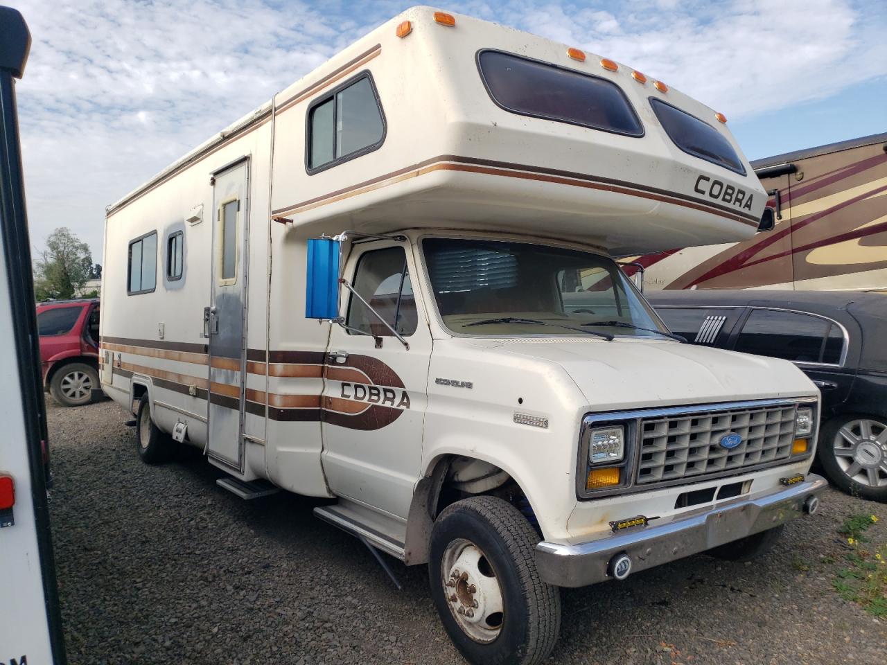 1983 Ford Econoline, VIN 1FDKE30L7DHB68758 — Днище