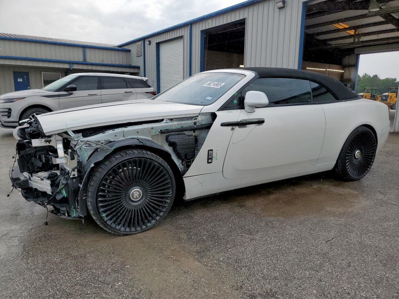 2017 Rolls-Royce Dawn, VIN SCA666D52HU102915 — Front end