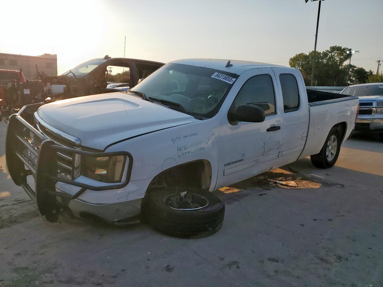 2013 GMC Sierra 1500 SLE, VIN 1GTR1VE04DZ101604 — Side