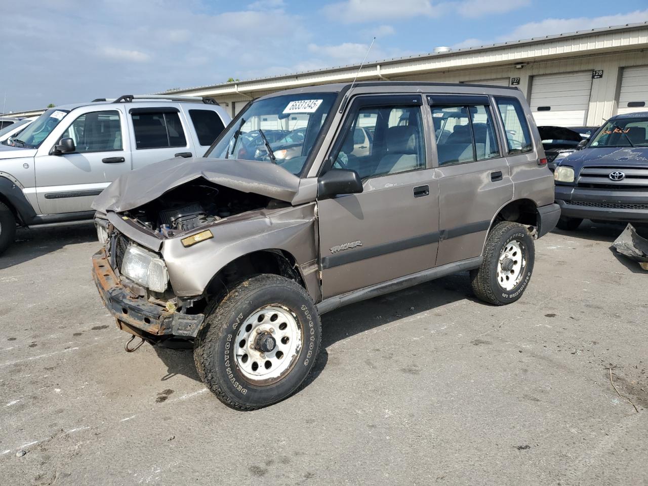 1998 Chevrolet Tracker, VIN 2CNBJ136XW6915106 — Front end