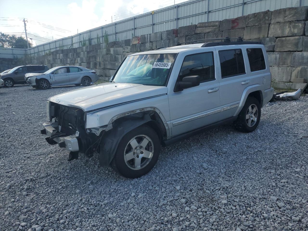 2010 Jeep Commander Sport, VIN 1J4RG4GK3AC125683 — Front end