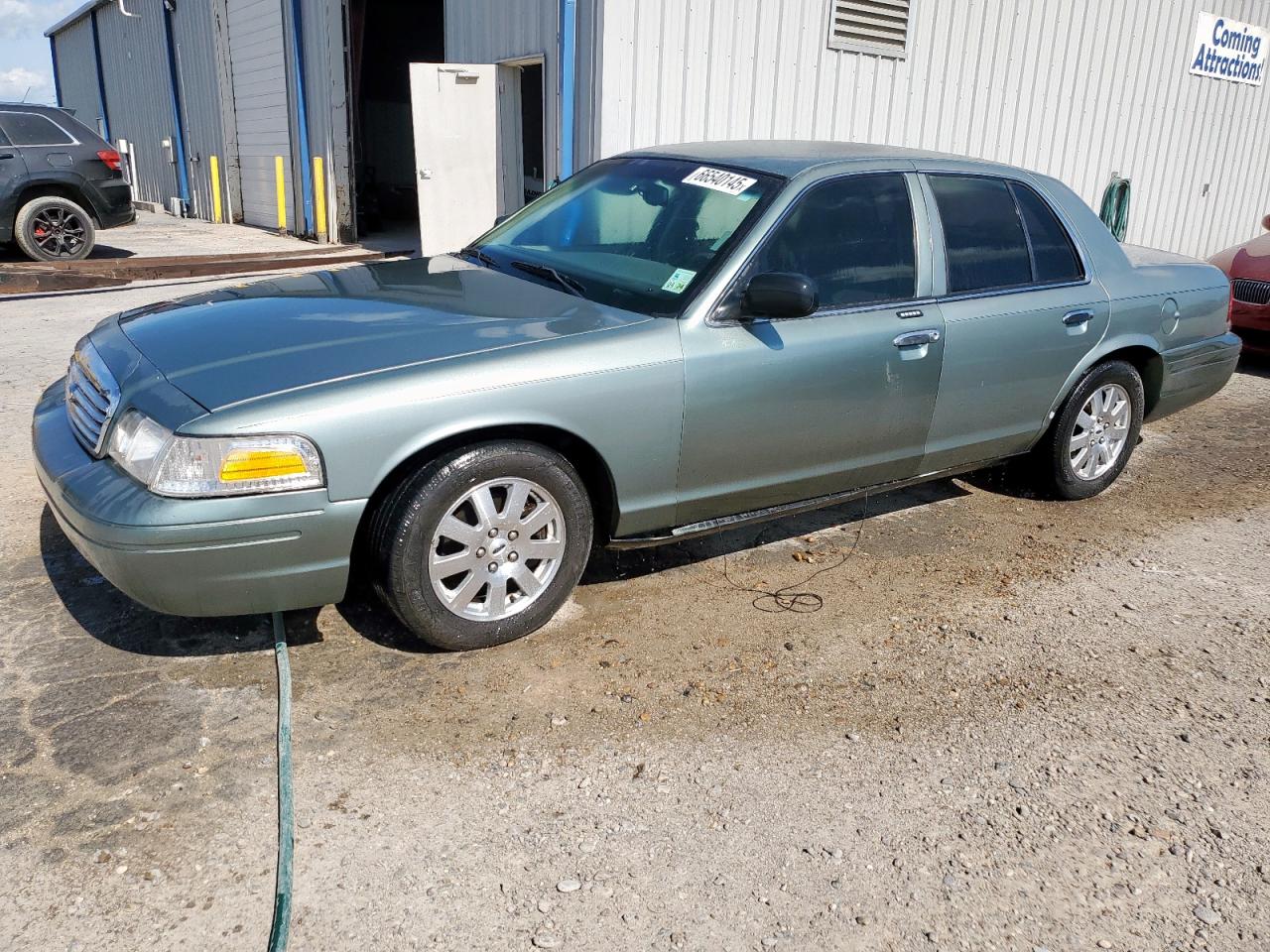 2006 Ford Crown Victoria LX, VIN 2FAFP74W66X132385 — Minor dents and scratches