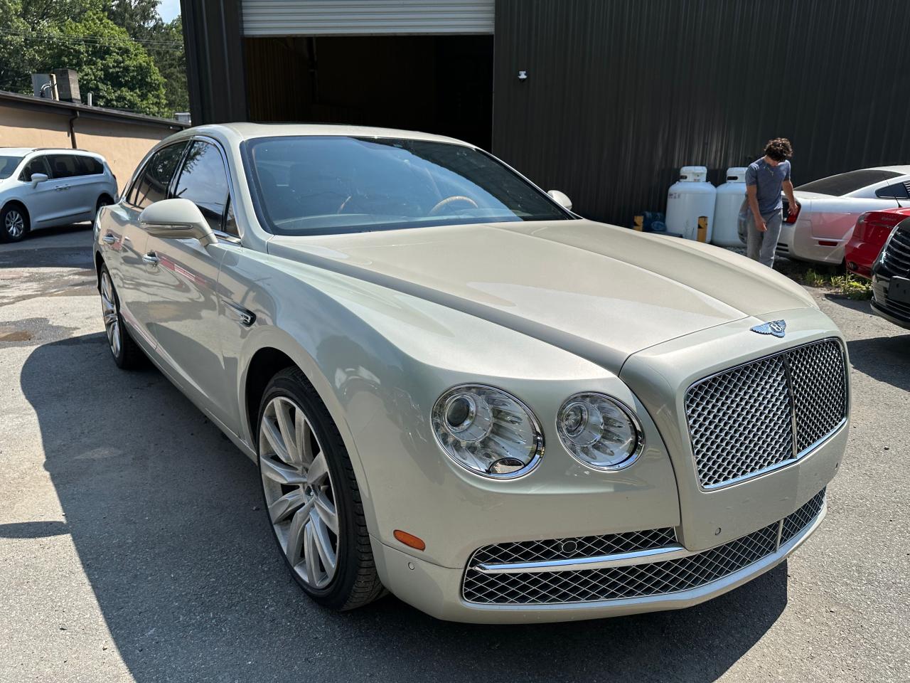 2014 Bentley Flying Spur, VIN SCBEC9ZA0EC090997 — Фото с аукциона