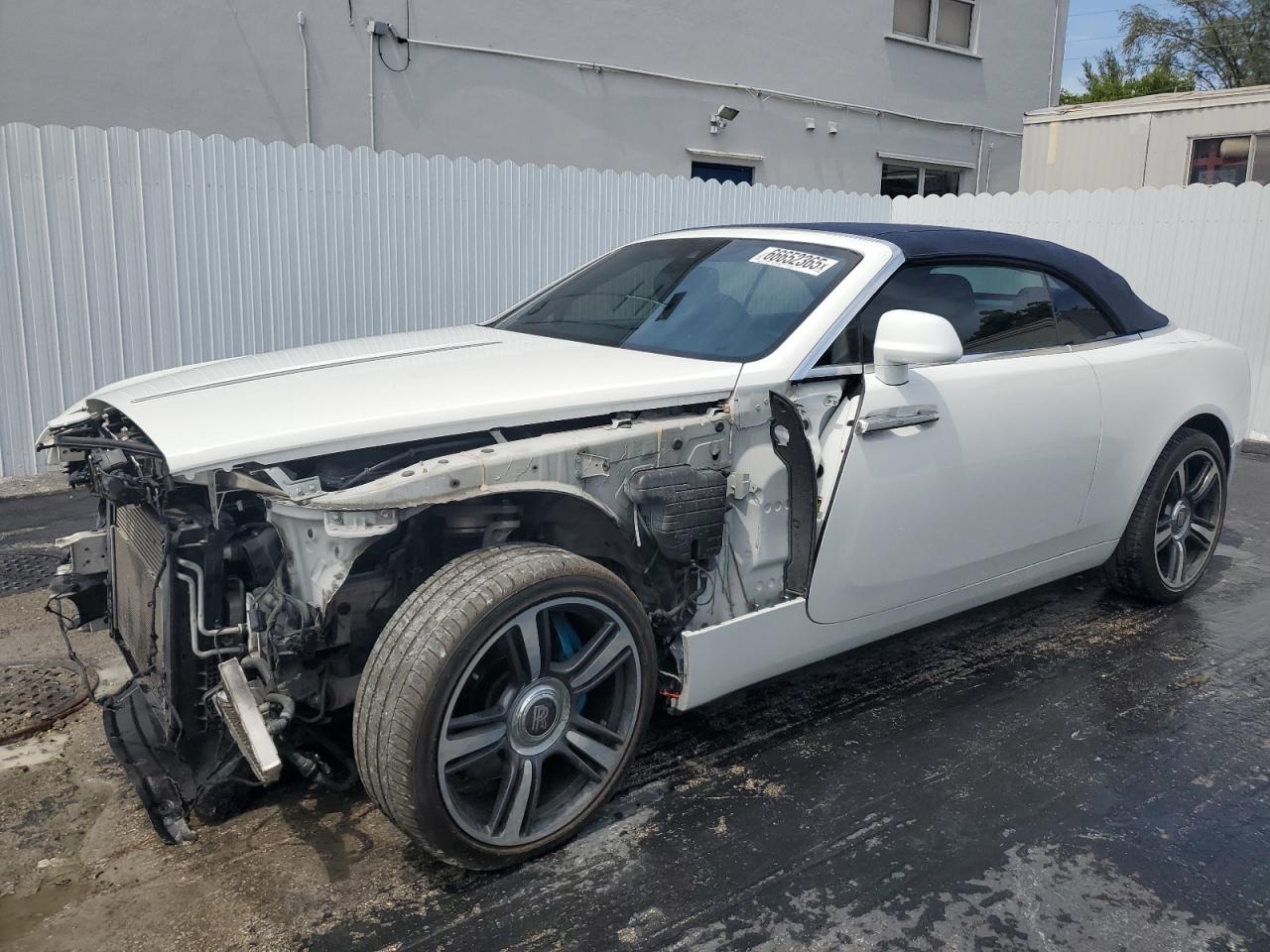 2018 Rolls-Royce Dawn, VIN SCA666D55JU107581 — Front end