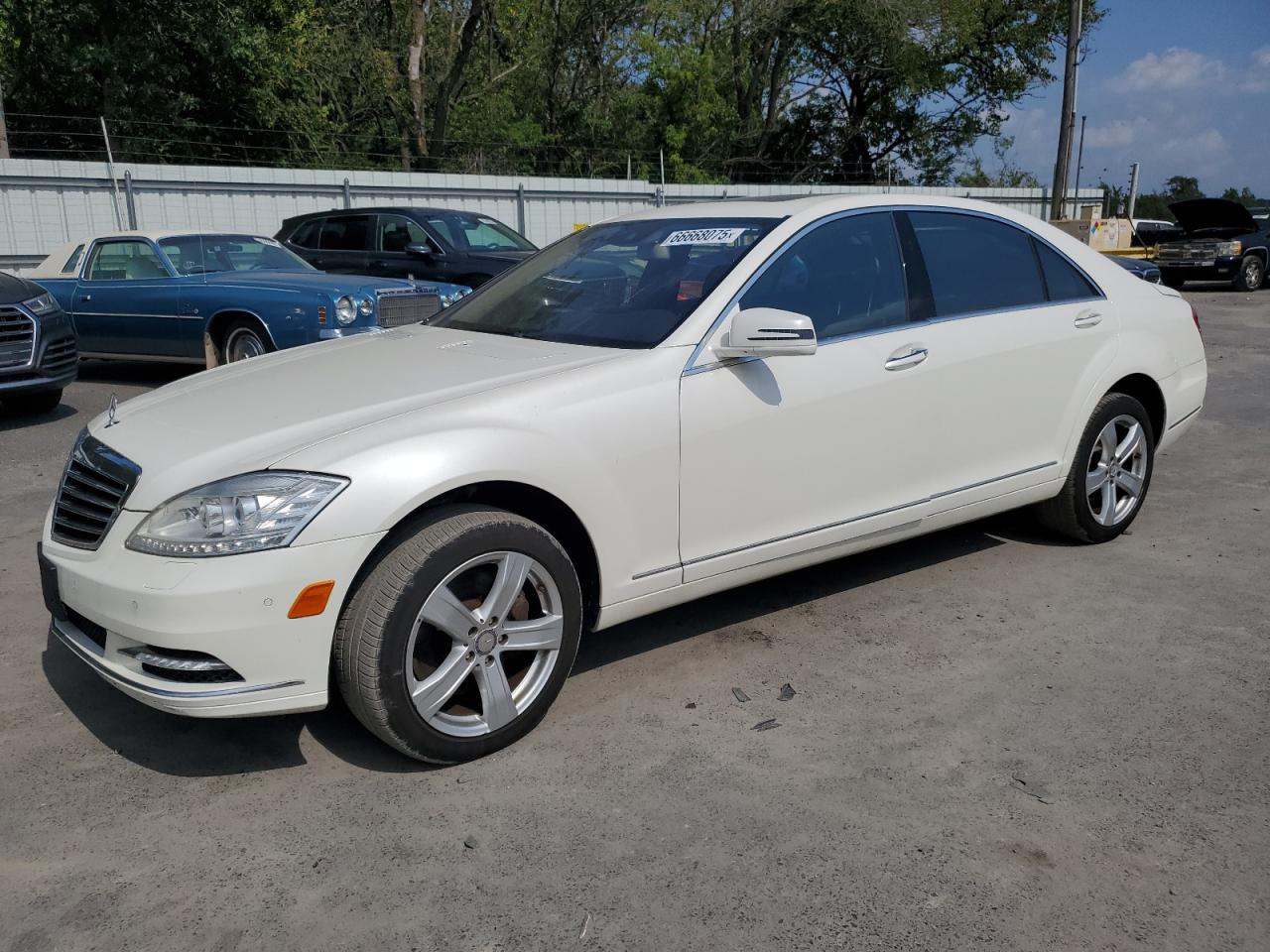 2010 Mercedes-Benz S 550, VIN WDDNG8GB2AA355180 — Minor dents and scratches