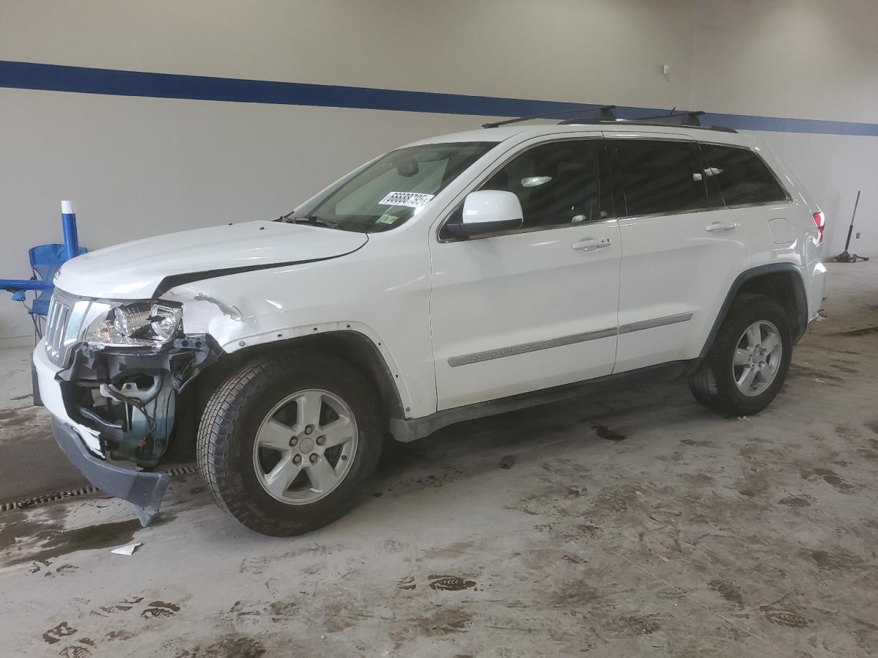 2013 Jeep Grand Cherokee Laredo, VIN 1C4RJFAG5DC633567 — Front end