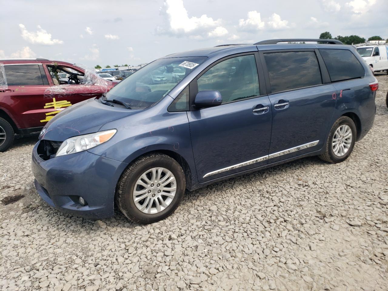 2017 Toyota Sienna XLE Auto Access Seat, VIN 5TDYZ3DC0HS836012 — Side