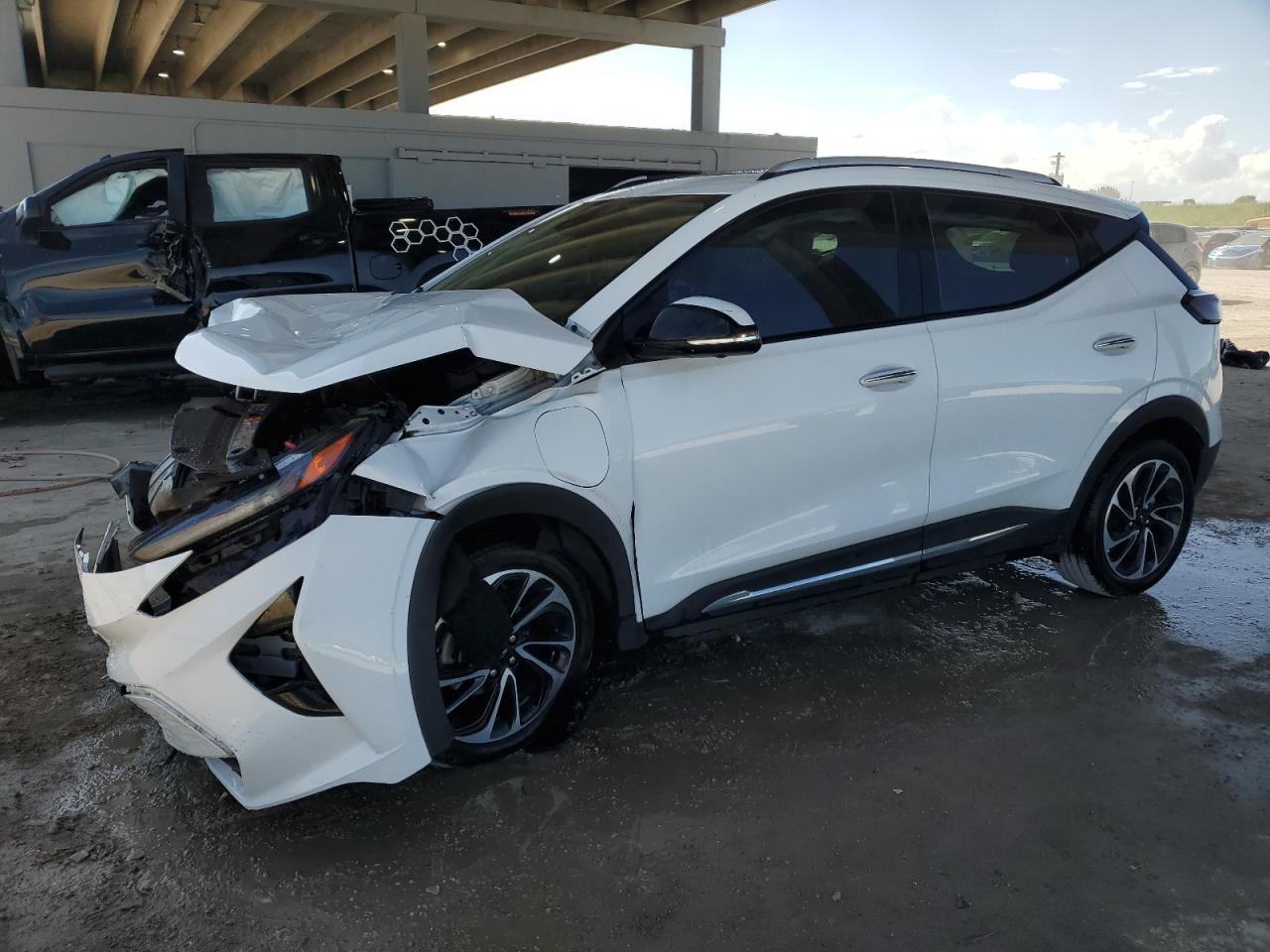 2022 Chevrolet Bolt EUV Premier, VIN 1G1FZ6S00N4123290 — Front end