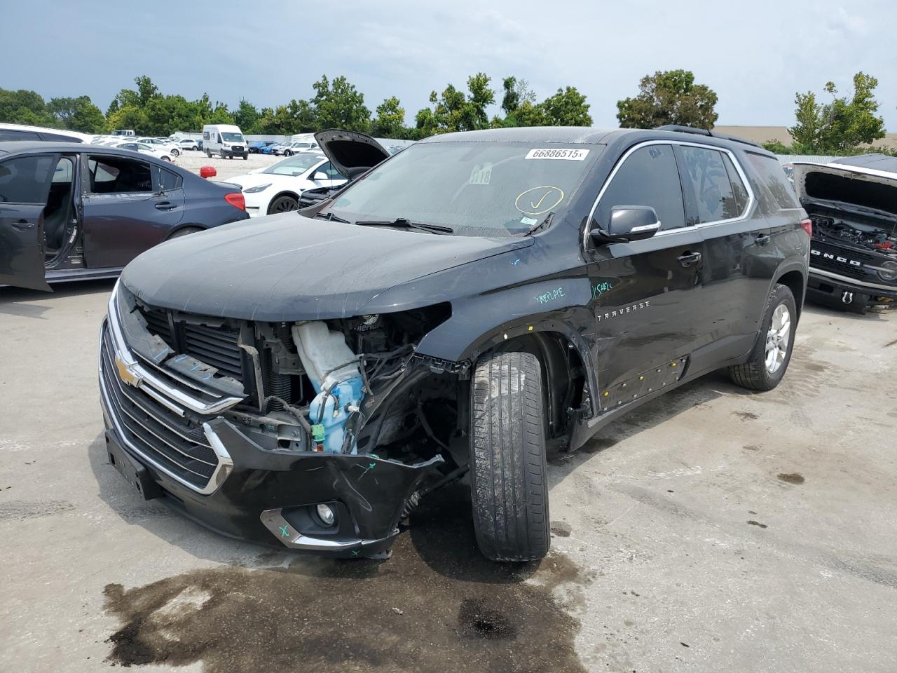 2019 Chevrolet Traverse LT Cloth, VIN 1GNERGKW3KJ219514 — Front end