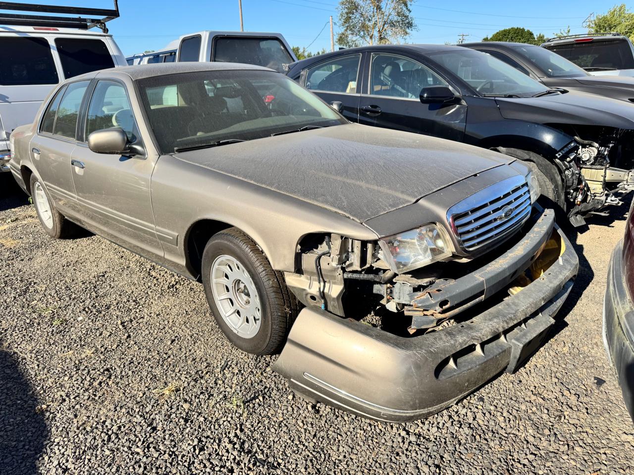 2001 Ford Crown Victoria LX, VIN 2FAFP74W41X162882 — Фото с аукциона