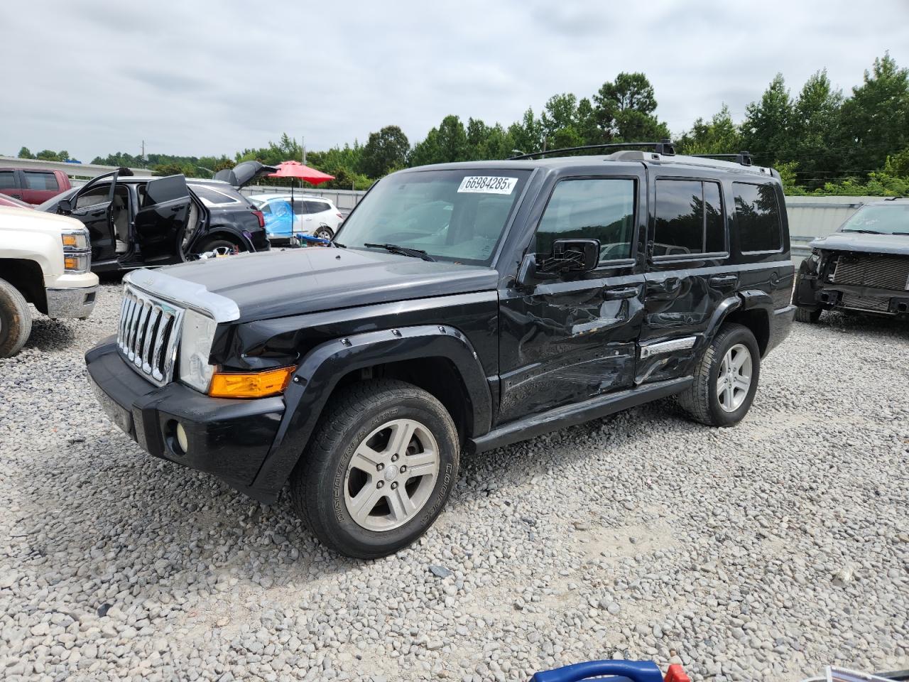 2010 Jeep Commander Limited, VIN 1J4RH5GT7AC114133 — Side