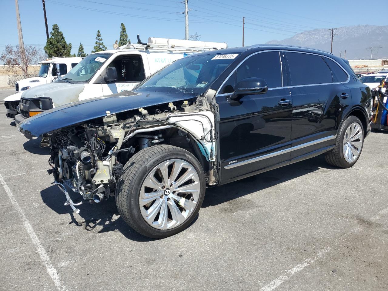 2024 Bentley Bentayga V8, VIN SJAHT2ZVXRC026221 — Front end