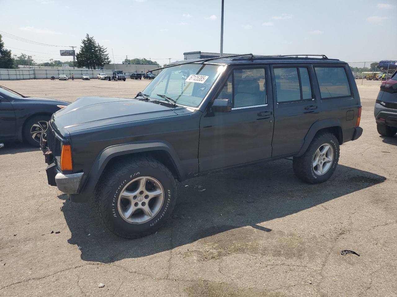 1988 Jeep Cherokee Limited, VIN 1JCMT7894JT185768 — Front end