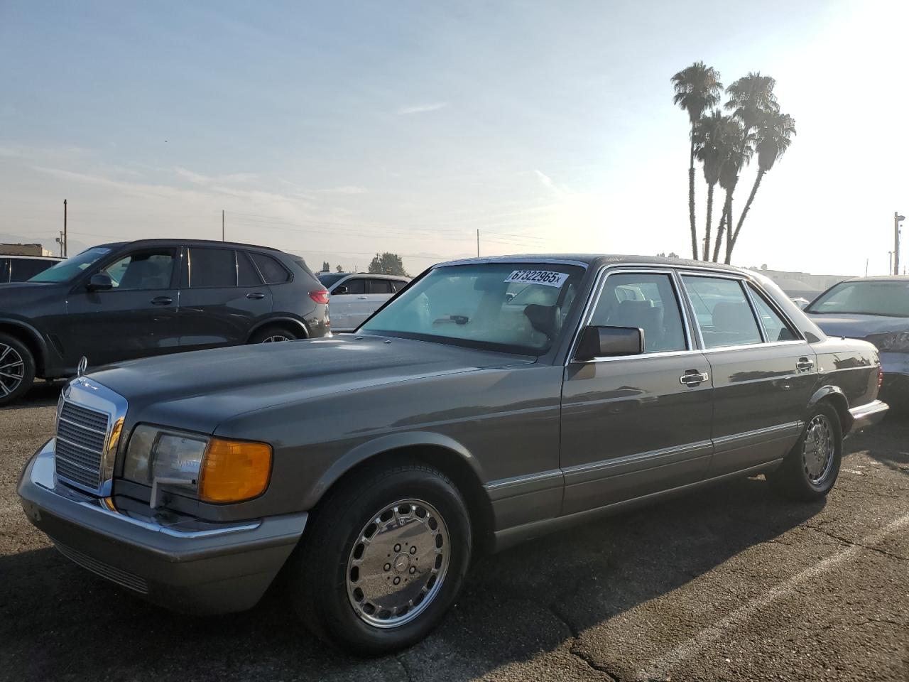 1990 Mercedes-Benz 560, VIN WDBCA39E3LA553622 — Minor dents and scratches