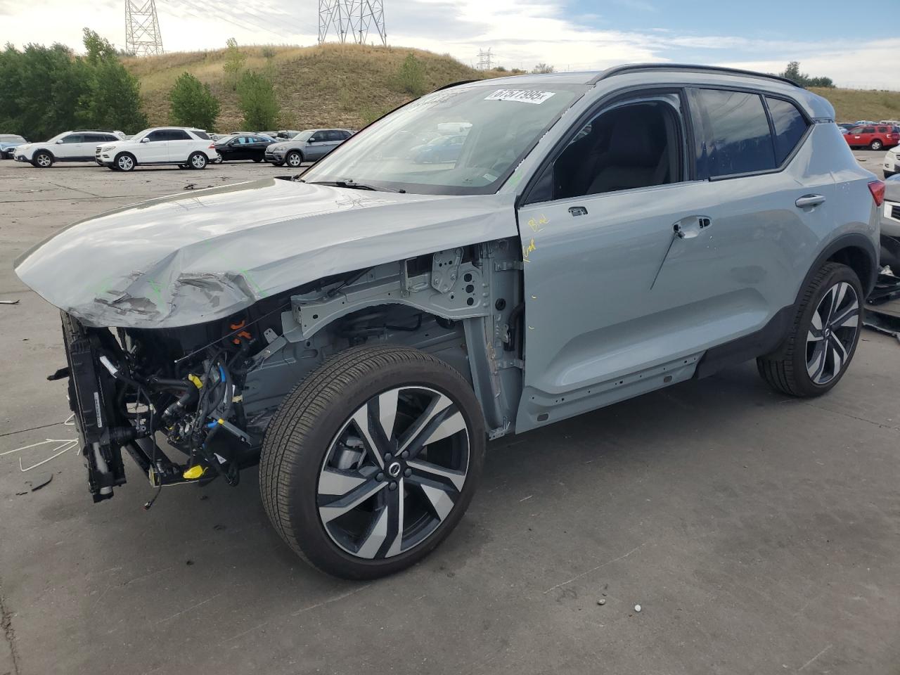 2025 Volvo XC40 Ultimate Dark Theme, VIN YV4L12UMXS2455929 — Перед