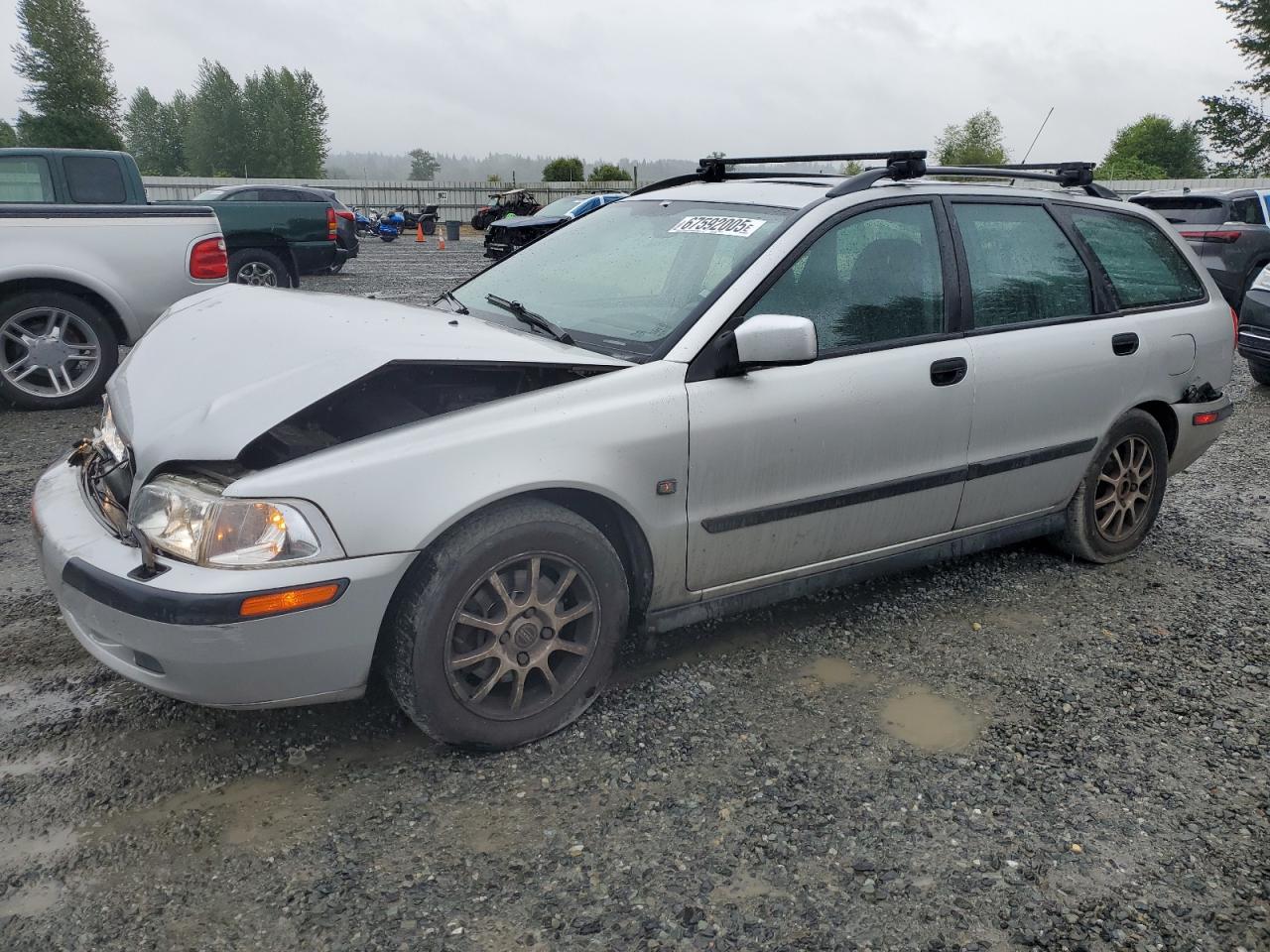 2001 Volvo V40, VIN YV1VW29551F673308 — Перед
