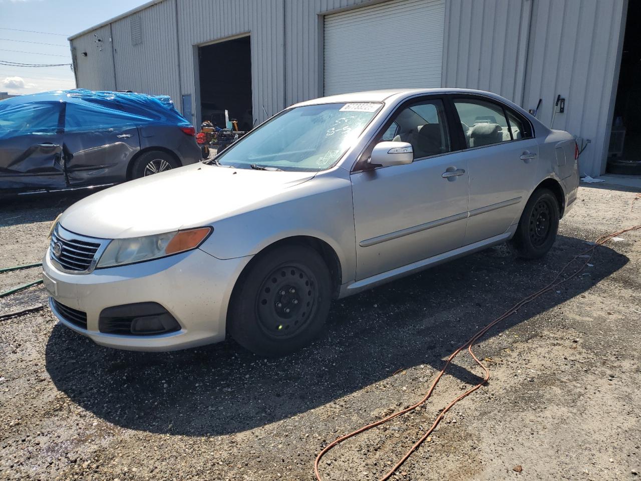 2009 Kia Optima LX, VIN KNAGE228X95323855 — Перед