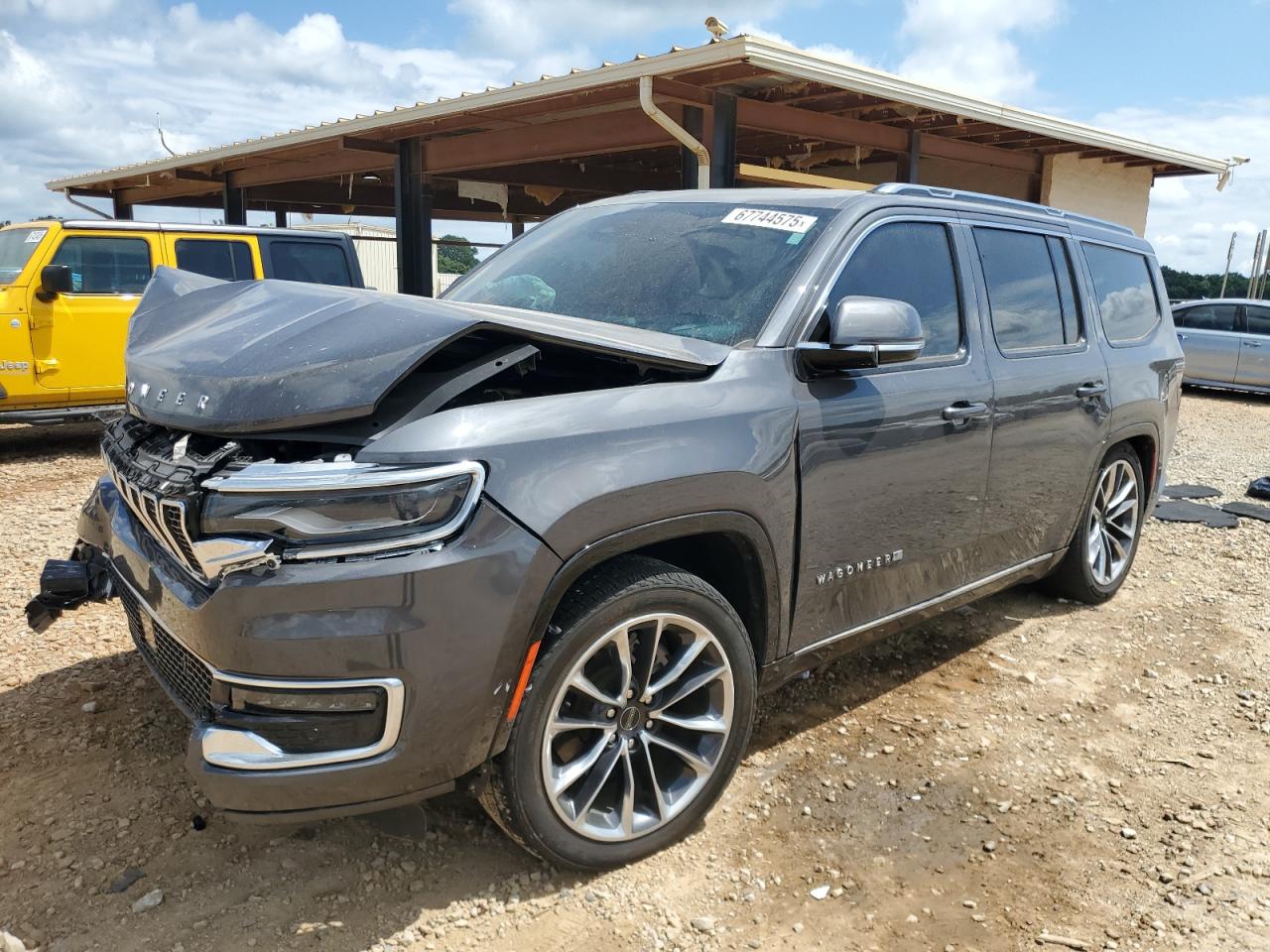 2022 Jeep Wagoneer Series III, VIN 1C4SJVDT1NS179085 — Перед