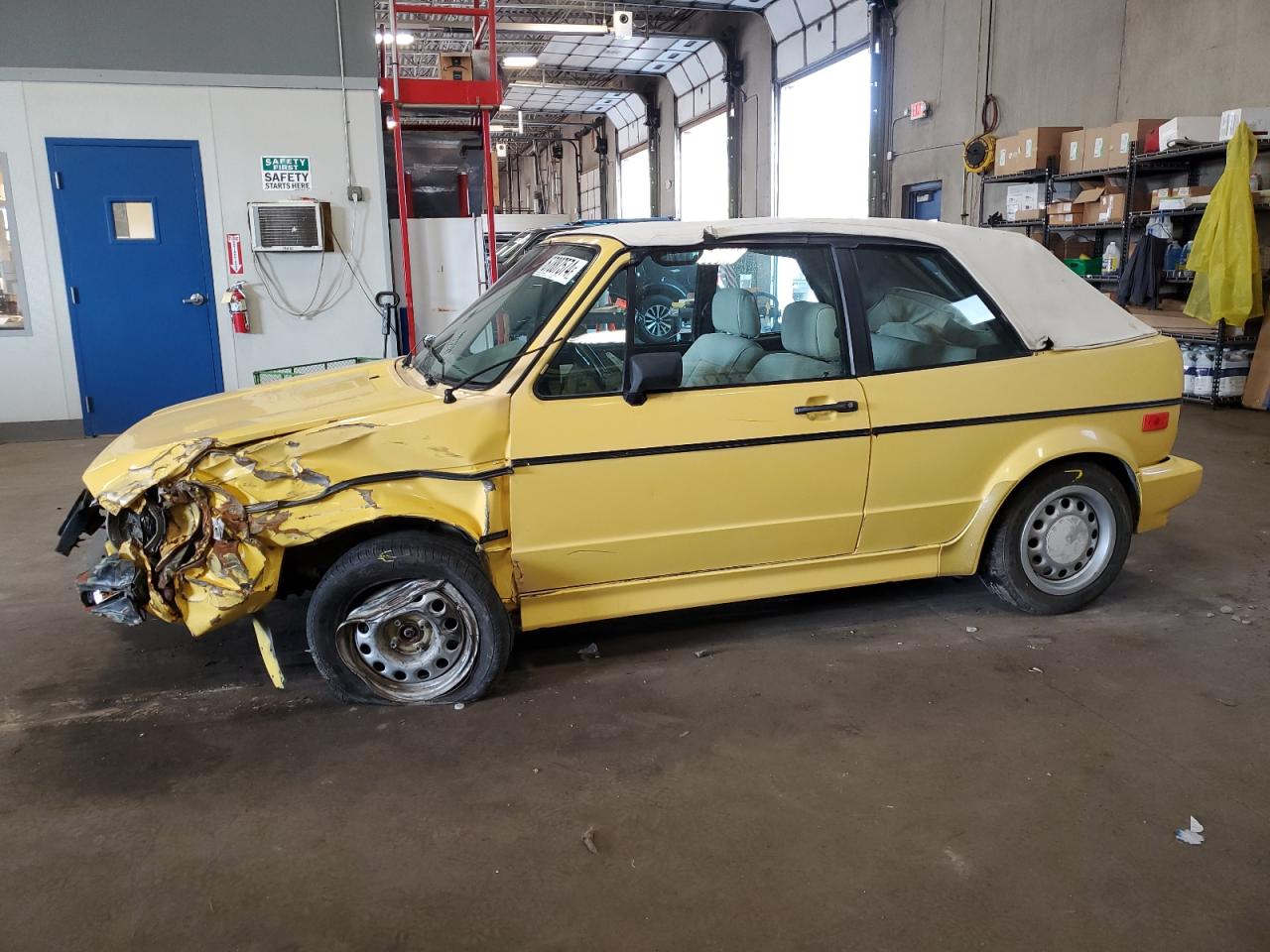 1990 Volkswagen Cabriolet, VIN WVWCB5150LK008428 — Перед