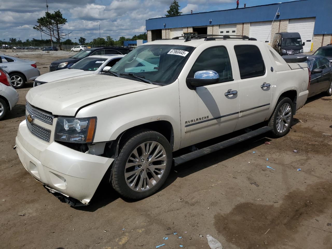 2013 Chevrolet Avalanche LTZ, VIN 3GNTKGE78DG299770 — Front end
