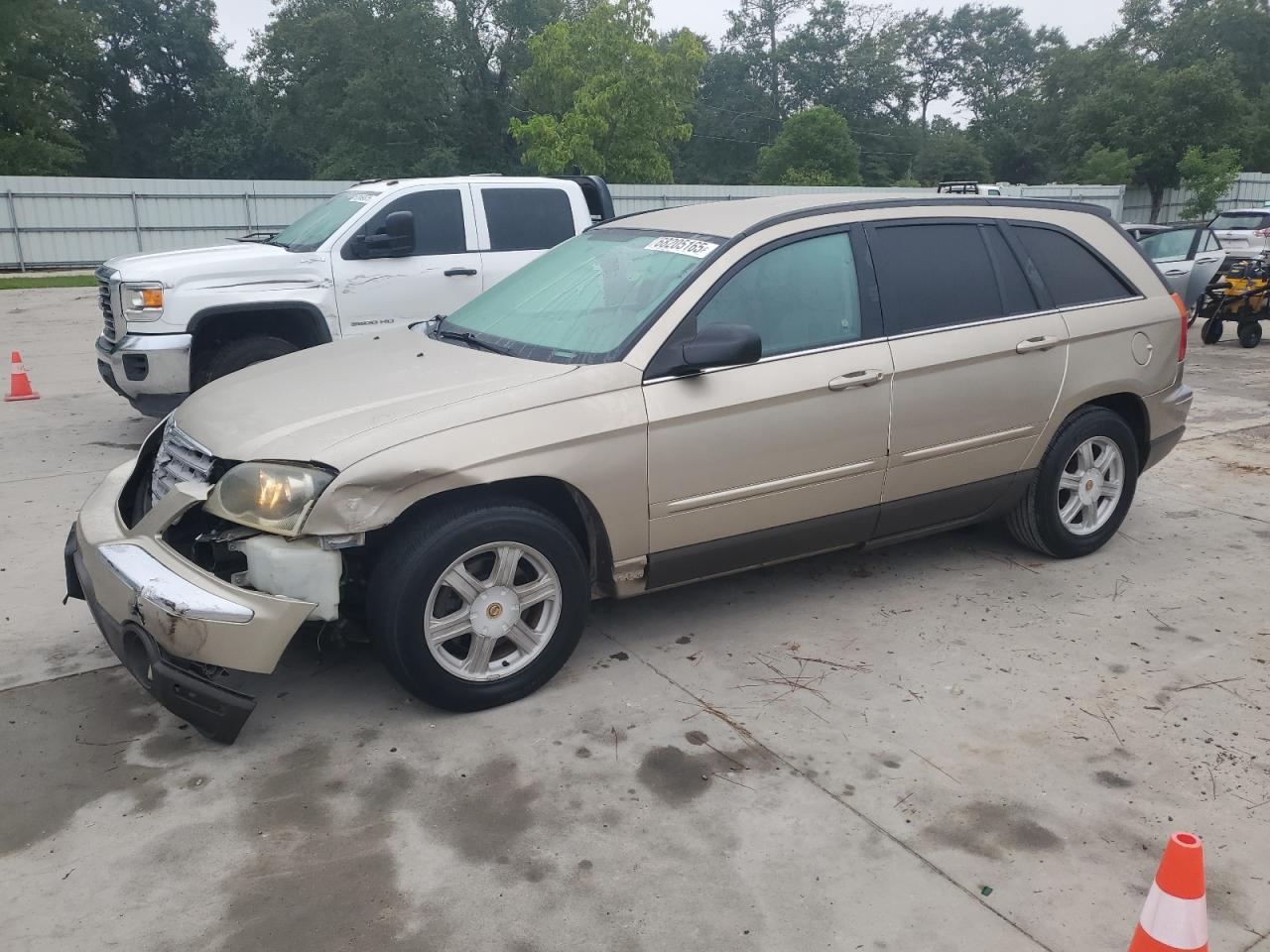 2004 Chrysler Pacifica, VIN 2C8GM68474R345114 — Front end