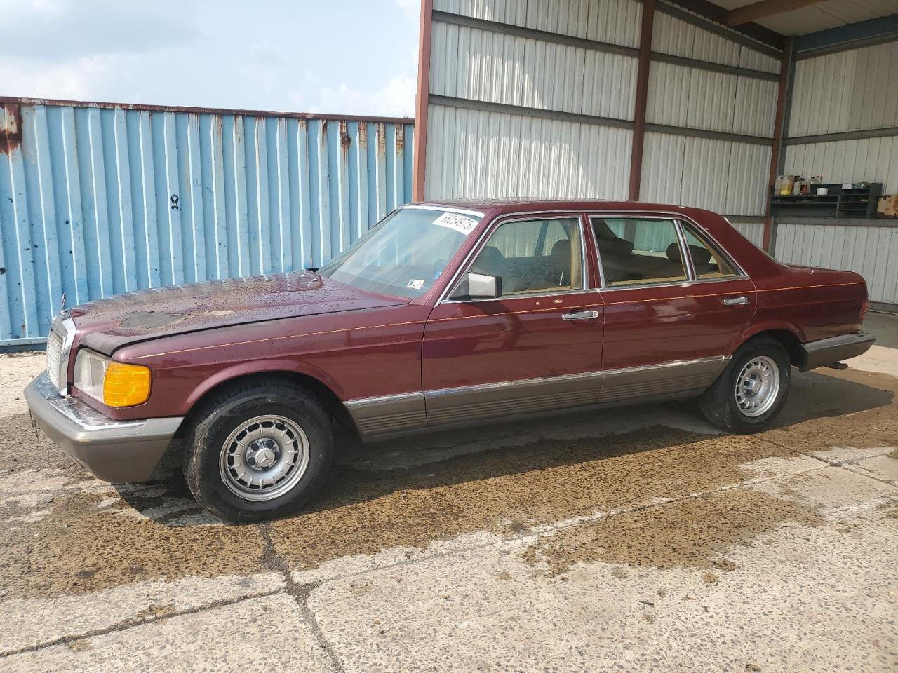 1985 Mercedes-Benz 500 SEL, VIN WDBCA37DXFA114304 — Engine fire