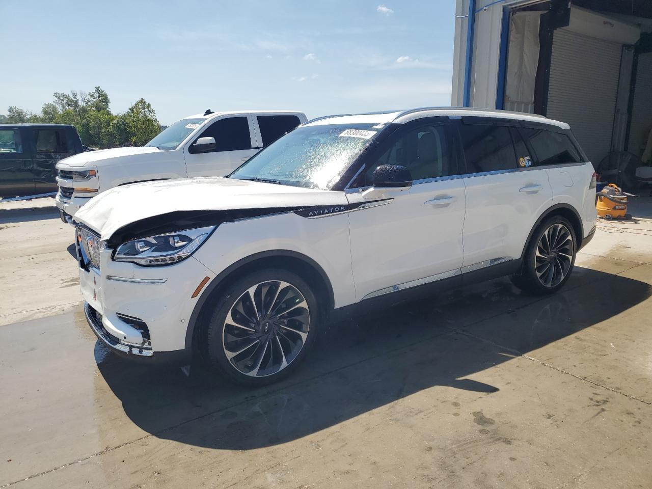 2023 Lincoln Aviator Reserve, VIN 5LM5J7WC5PGL30210 — Front end