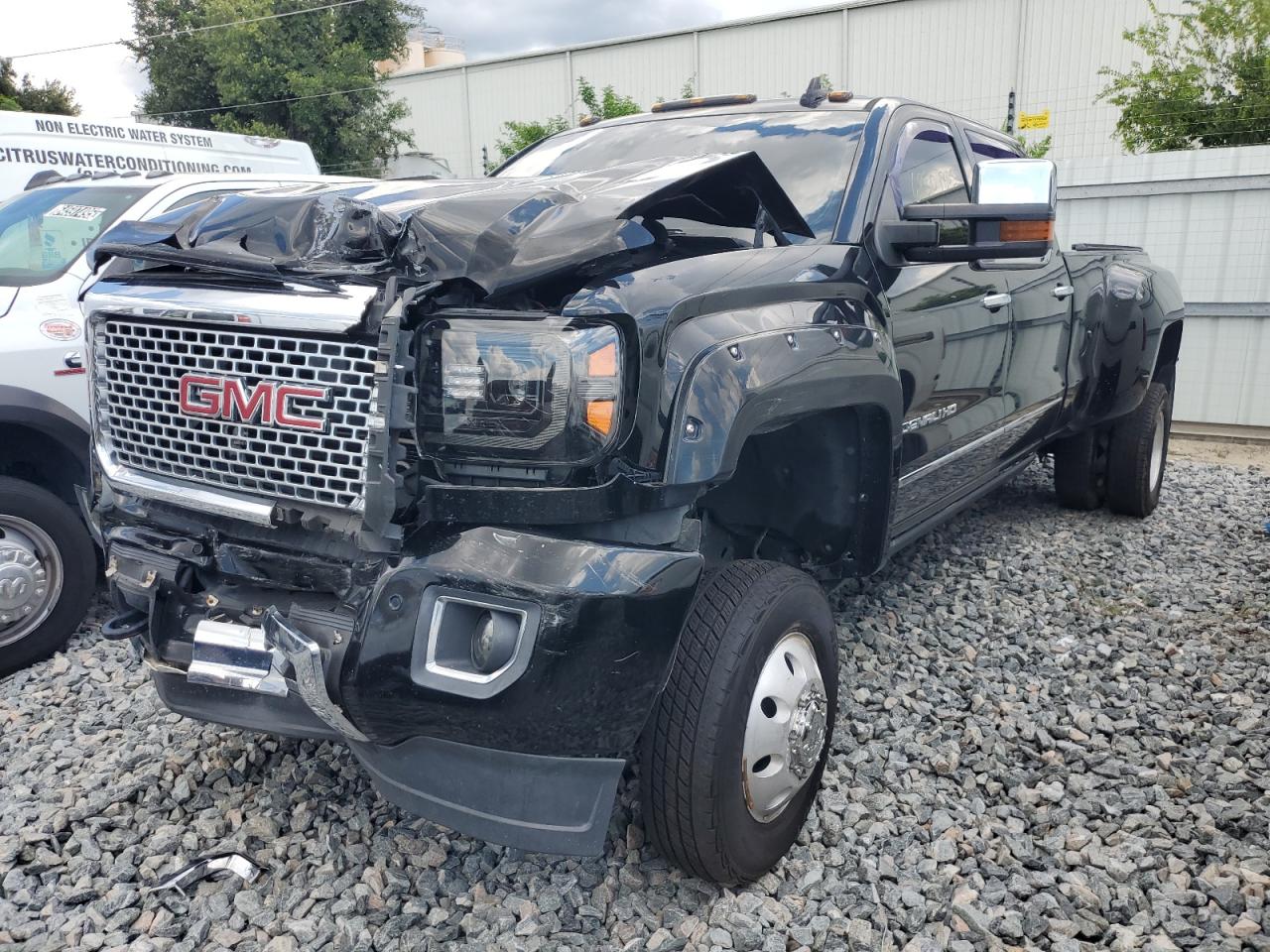 2015 GMC Sierra 3500HD Denali, VIN 1GT424E85FF630054 — Front end