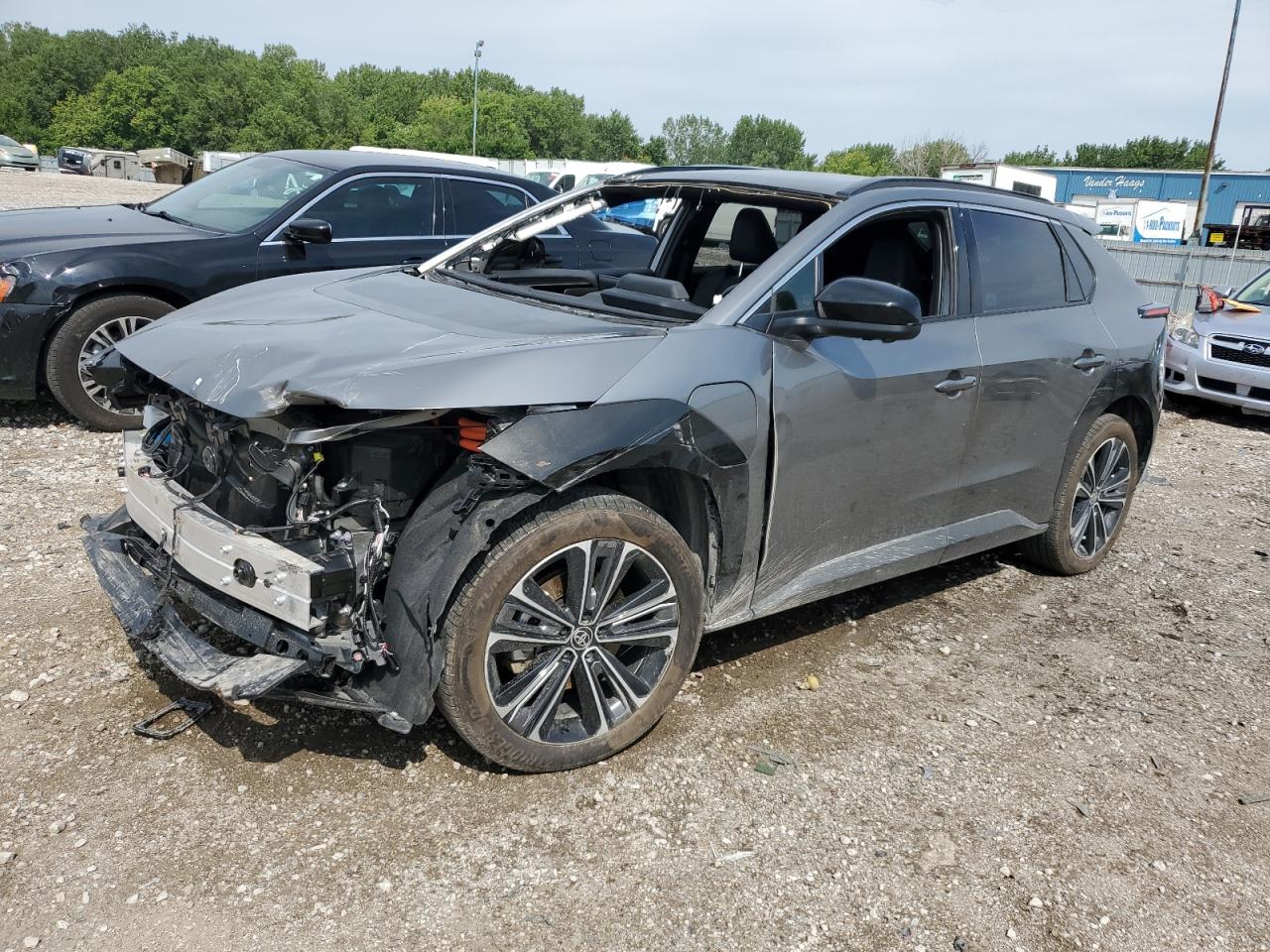 2024 Toyota bZ4X XLE, VIN JTMABACA9RA055045 — Фото с аукциона